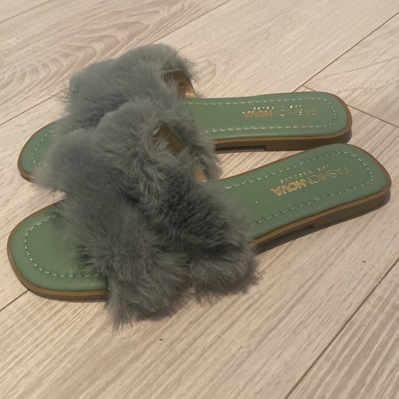 NWOT Fluffy women sandals, Size 8 - Picture 5 of 8
